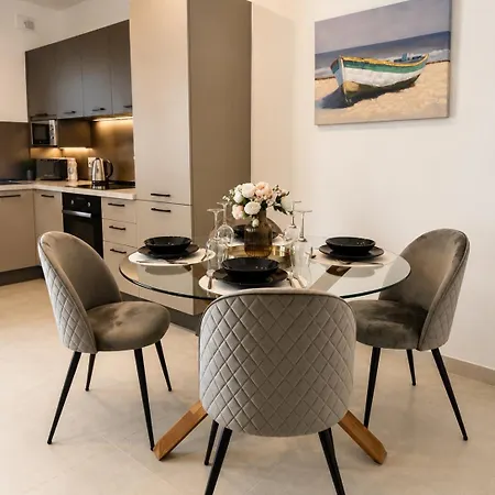 Veca 4 Brand New With Side Sea Views 아파트 *